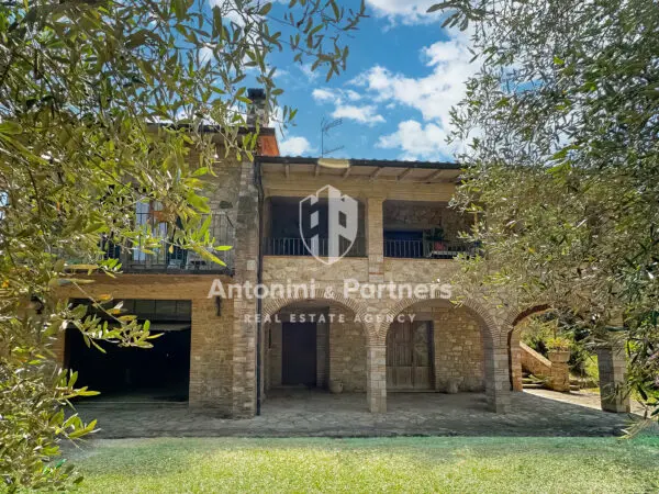 Villa strada Statale 448, Todi