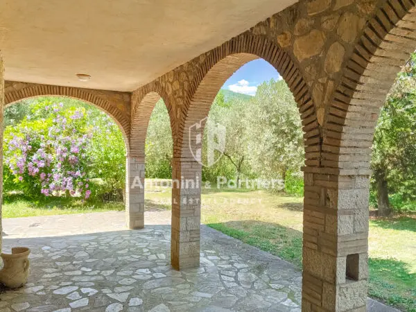 Villa strada Statale 448, Todi