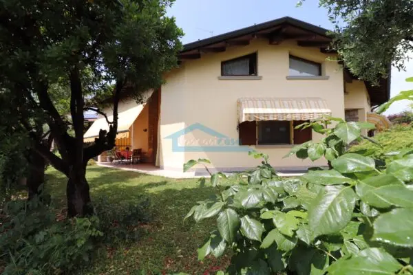 Villa via Del Fante, Capriolo