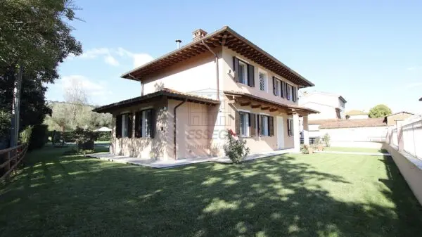 Villa via Di San Ginese, Capannori