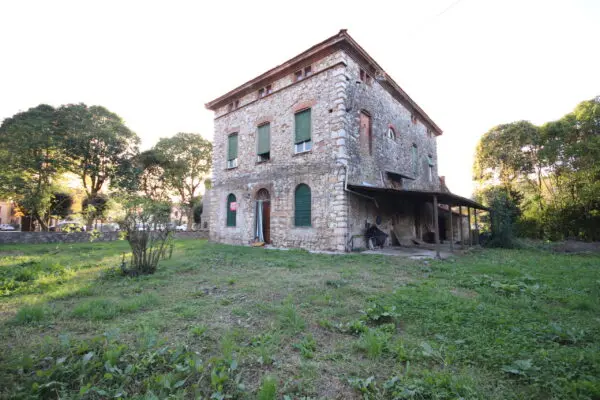 Casale via Di Nozzano 611, Lucca