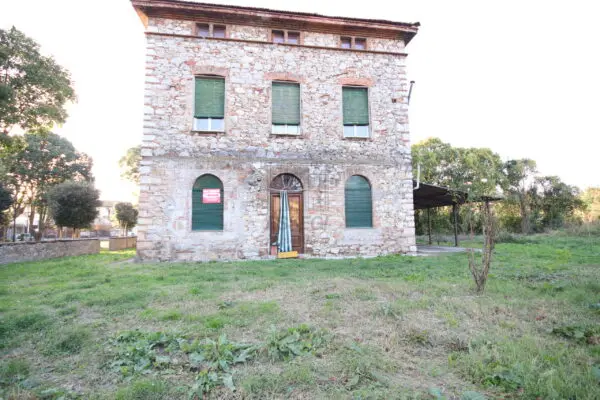 Casale via Di Nozzano 611, Lucca