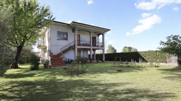 Villa Trifamiliare via Vecchia Pesciatina In Gragnano, Lucca