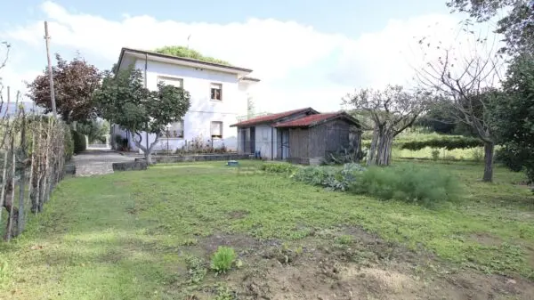 Villa Trifamiliare via Vecchia Pesciatina In Gragnano, Lucca