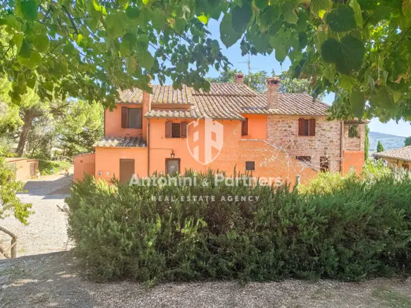 Casale via Dei Partigiani, Castiglione Del Lago