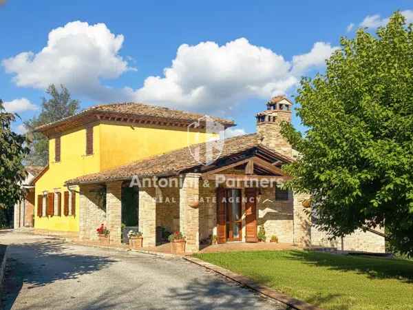 Casale via Frazione Crocefisso, Todi