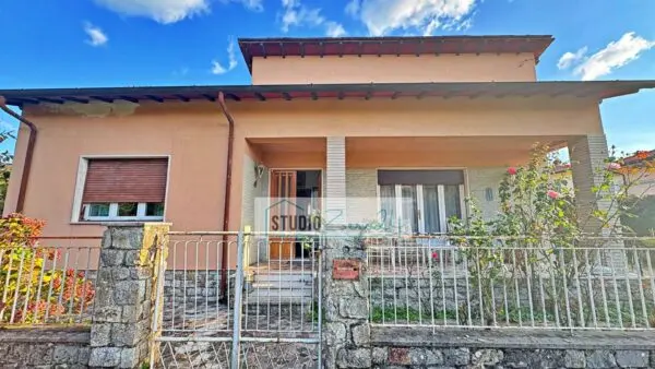 Villa via Guglielmo Marconi, Pietrasanta
