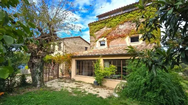 Casale via Ss 448, Baschi