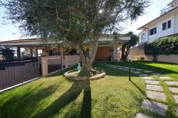 Villa Bifamiliare via Delle Montagne Rocciose 40, Guidonia Montecelio