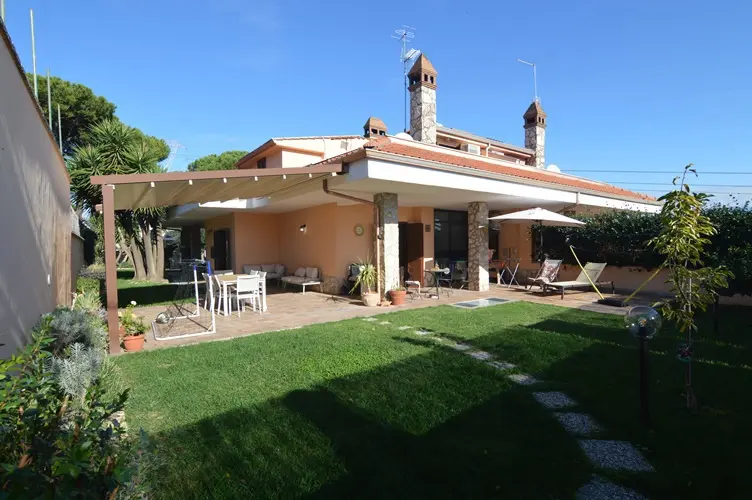 Immagine per Villa bifamiliare in vendita a Guidonia Montecelio via Delle Montagne Rocciose 40