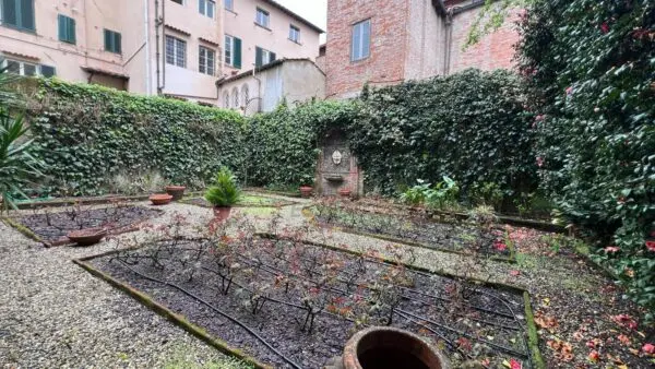Monolocale piazza San Michele 46, Centro Storico, Lucca