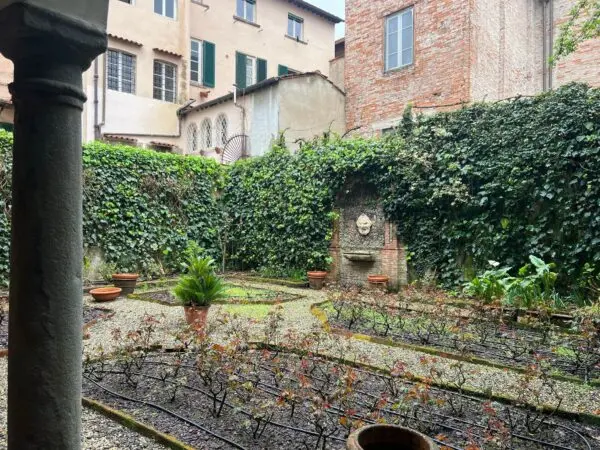 Monolocale piazza San Michele 46, Centro Storico, Lucca