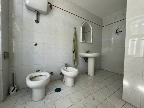 Negozio viale Lucrezia Della Valle 44, Catanzaro