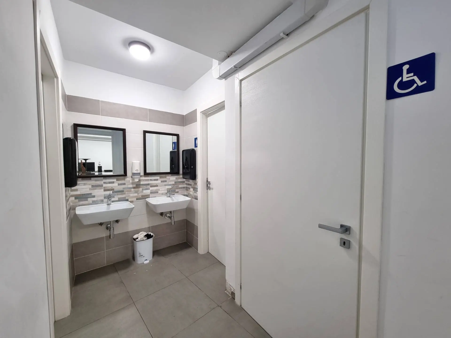 Immagine per Negozio in vendita a Catanzaro Via A. De Gasperi 25