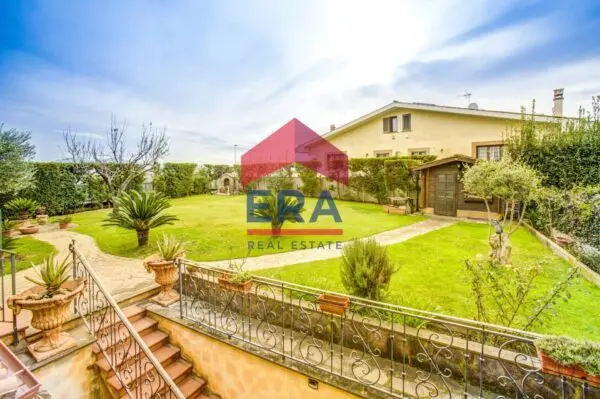 Villa via Tito Poggi 15, Roma