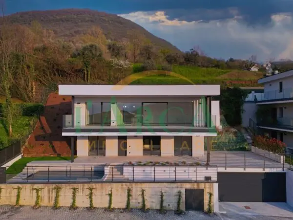 Villa via De Gasperi, Sale Marasino