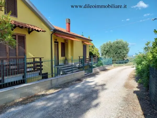 Villa Trifamiliare via Contrada Rocchetta 13, Castorano