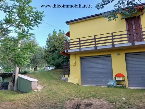 Villa Trifamiliare via Contrada Rocchetta 13, Castorano