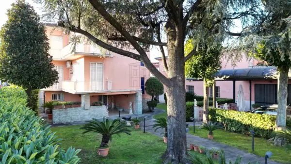 Villa via Teresa Bandettini, Lucca