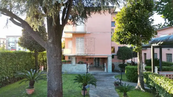 Villa via Teresa Bandettini, Lucca