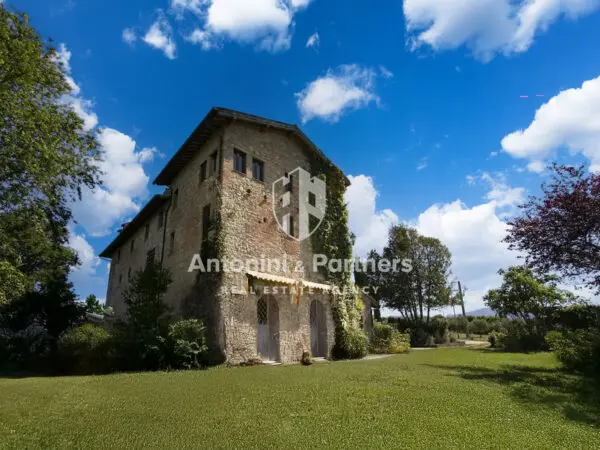 Casale via Località Chioano, Todi