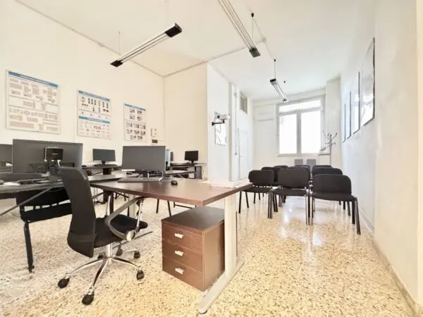 Locale Commerciale via Carlo Massa, Lecce