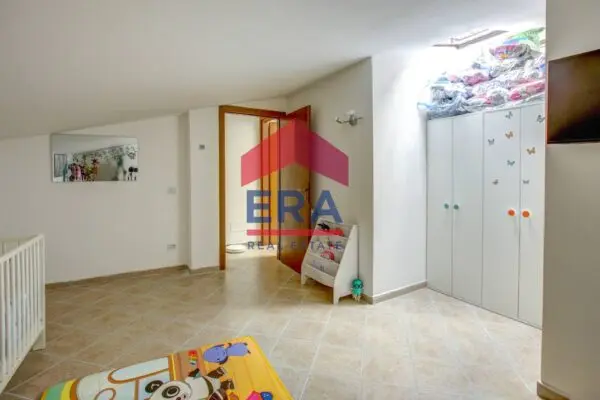 Appartamento via Quadrelle 42, Roma