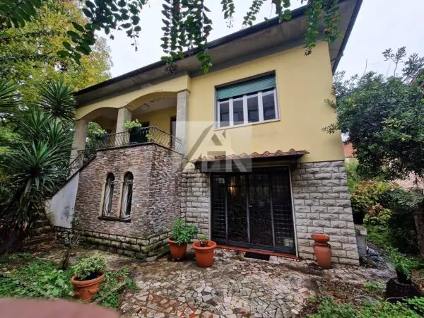 Villa viale Alcide De Gasperi 37, Sant'Anna, Lucca