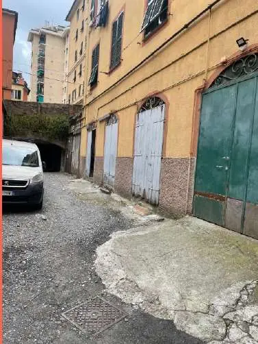 Magazzino via Fereggiano L 1, Genova