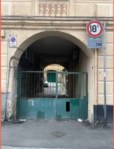 Magazzino via Fereggiano L 1, Genova