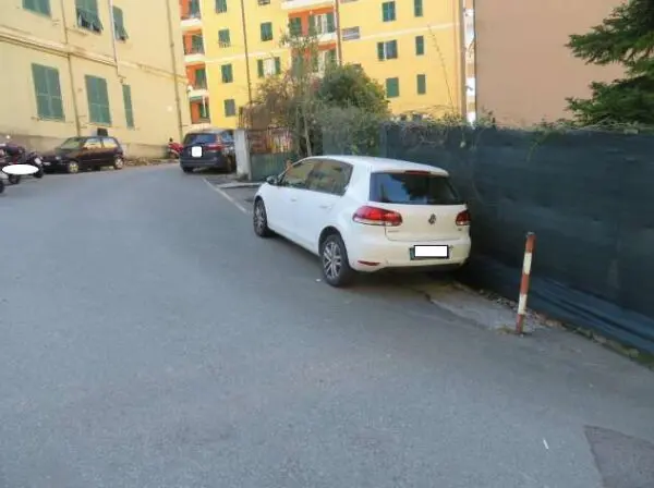 Garage via Tarcisio Donati, Genova