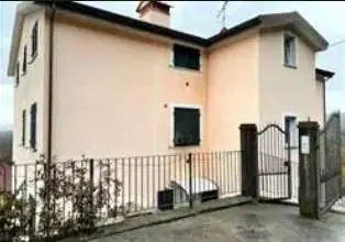 Appartamento via Brigate Partigiane, Follo