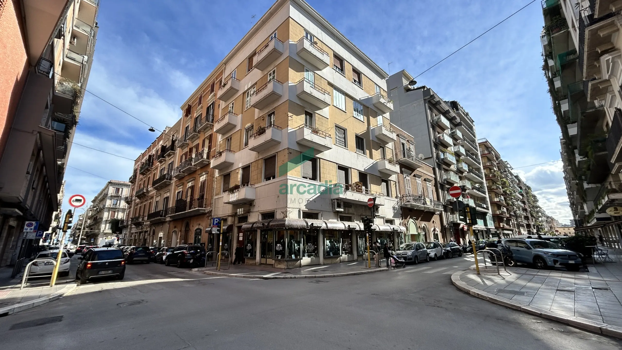 Immagine per Locale commerciale in vendita a Bari via Dante Alighieri 22