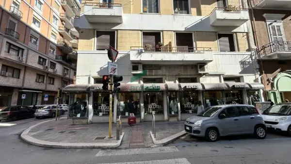 Locale Commerciale via Dante Alighieri 22, Murat, Bari