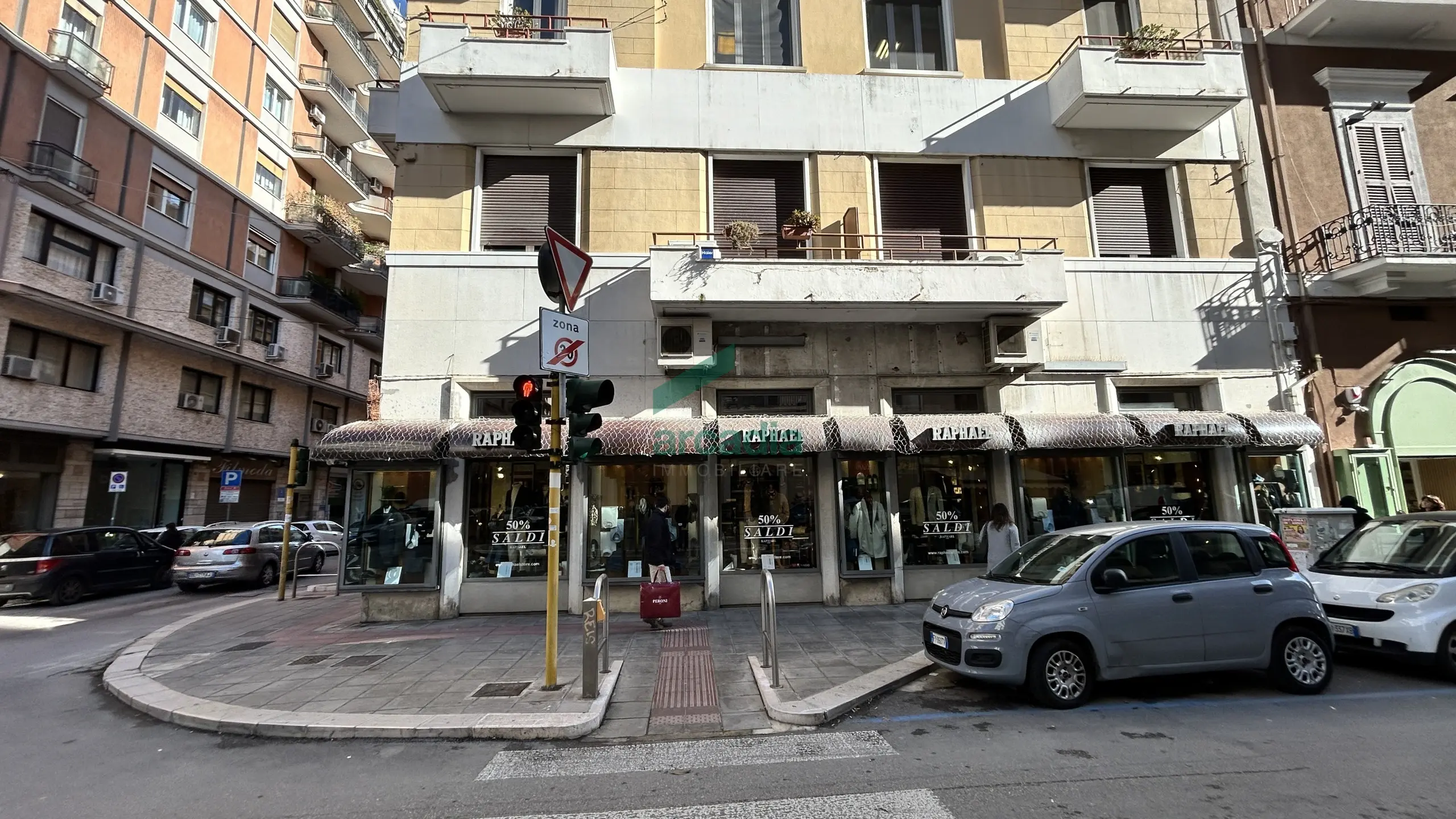 Immagine per Locale commerciale in vendita a Bari via Dante Alighieri 22