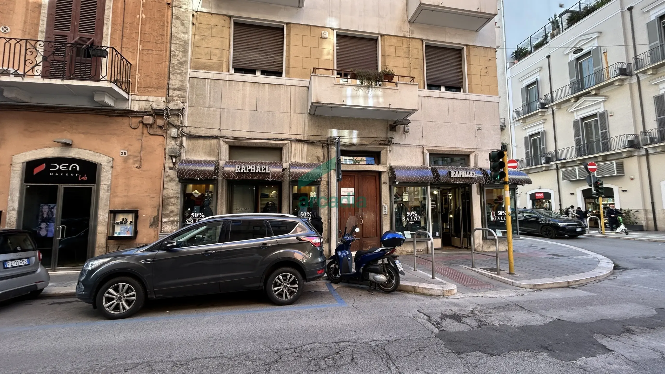 Immagine per Locale commerciale in vendita a Bari via Dante Alighieri 22