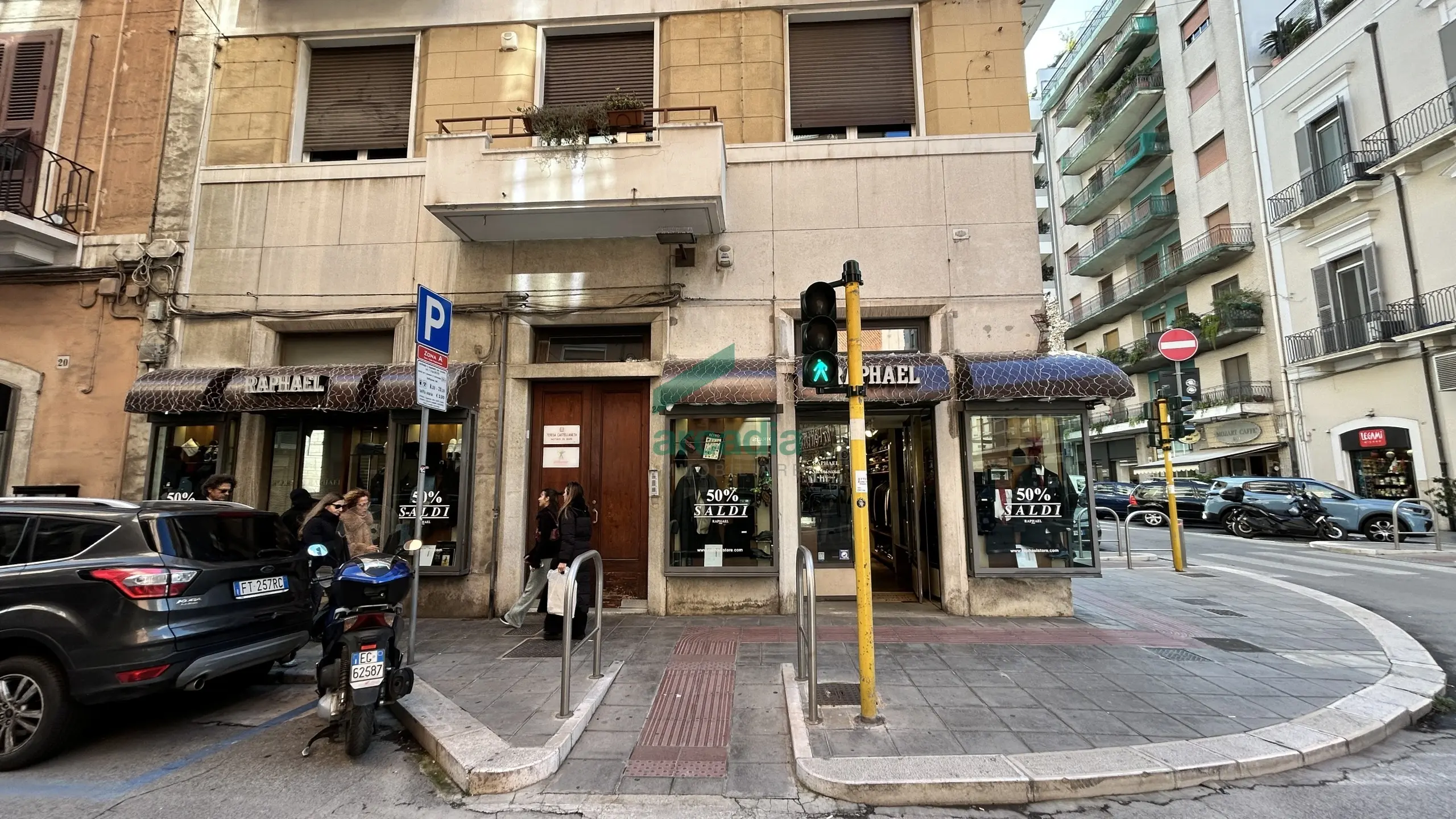 Immagine per Locale commerciale in vendita a Bari via Dante Alighieri 22