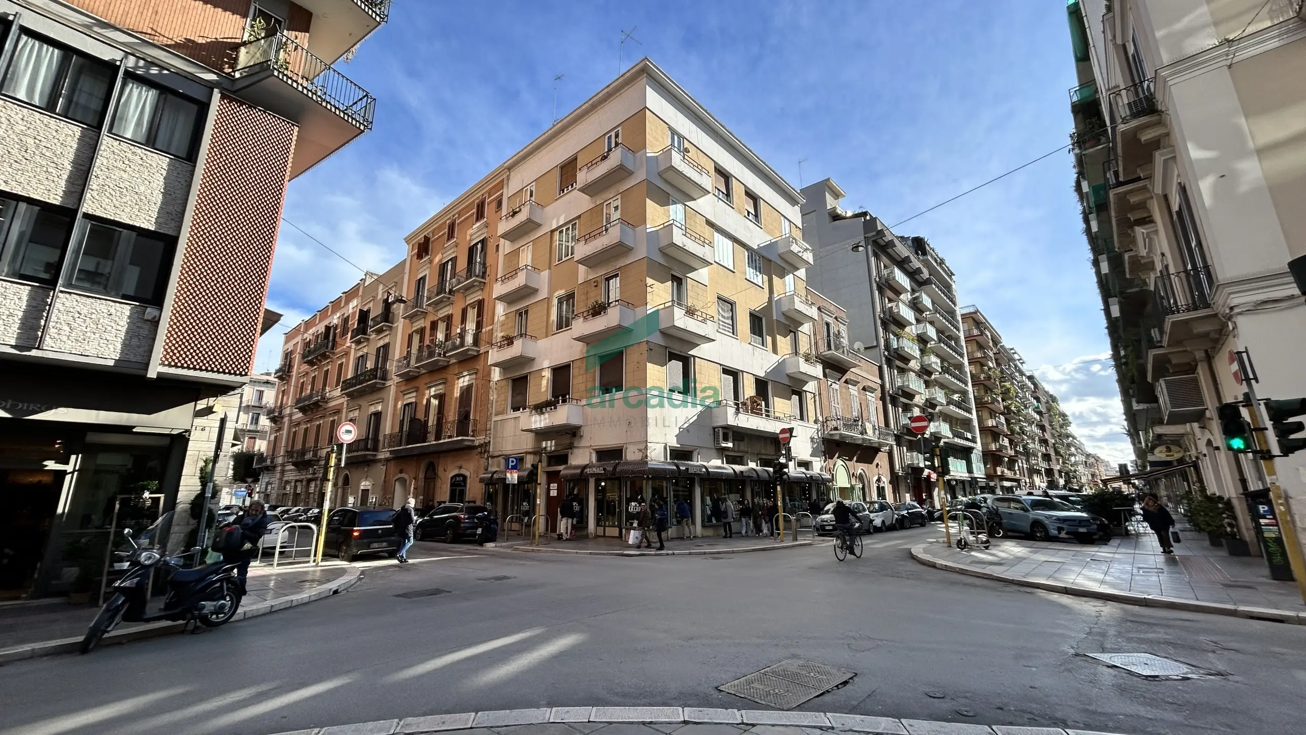 Immagine per Locale commerciale in vendita a Bari via Dante Alighieri 22