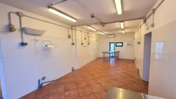 Negozio strada Cava In Vigatto 222, Parma