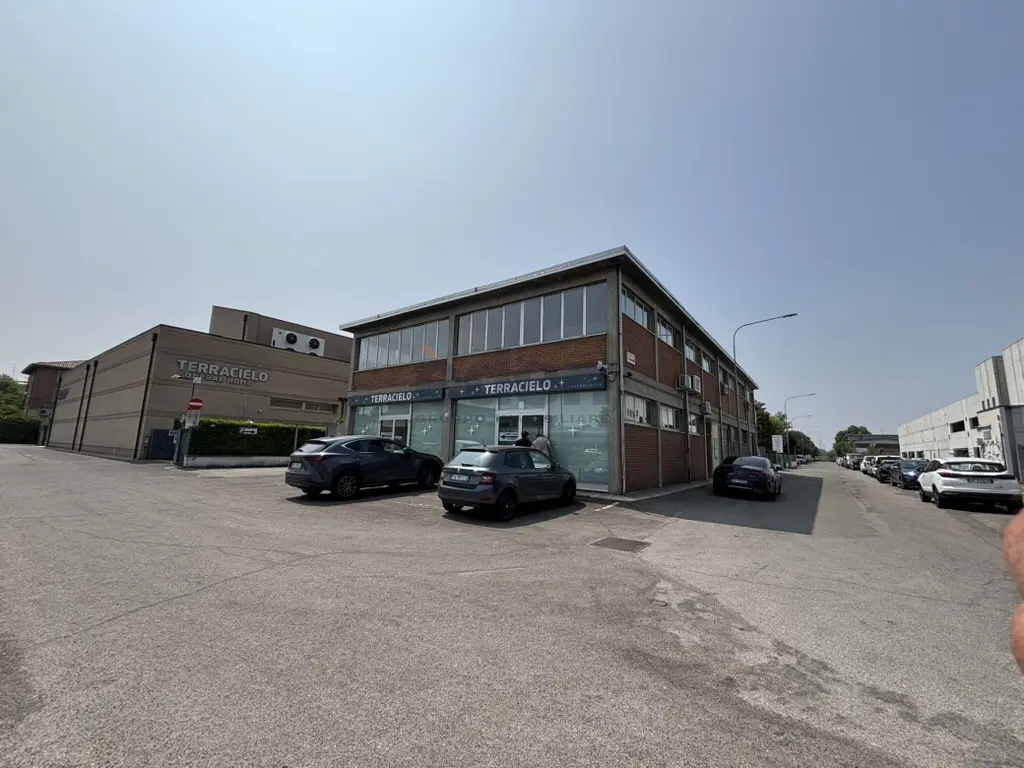 Immagine per Commerciale in vendita a Modena via Silvino Folloni 7