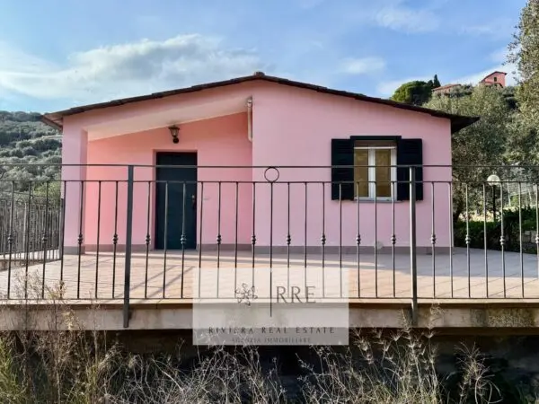 Villa via Fanny Roncati Carli, Imperia