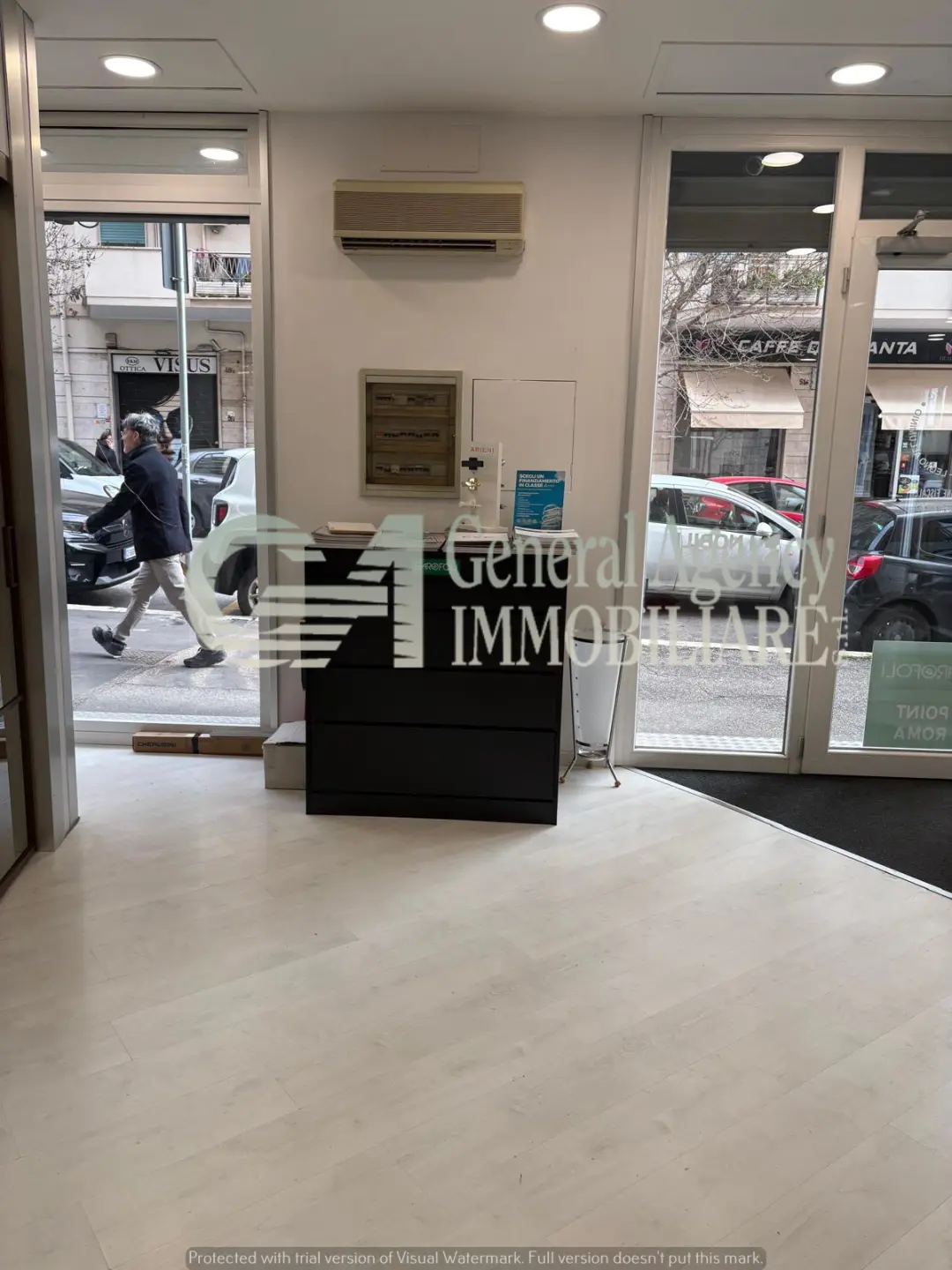 Immagine per Locale commerciale in vendita a Roma via Albano 62