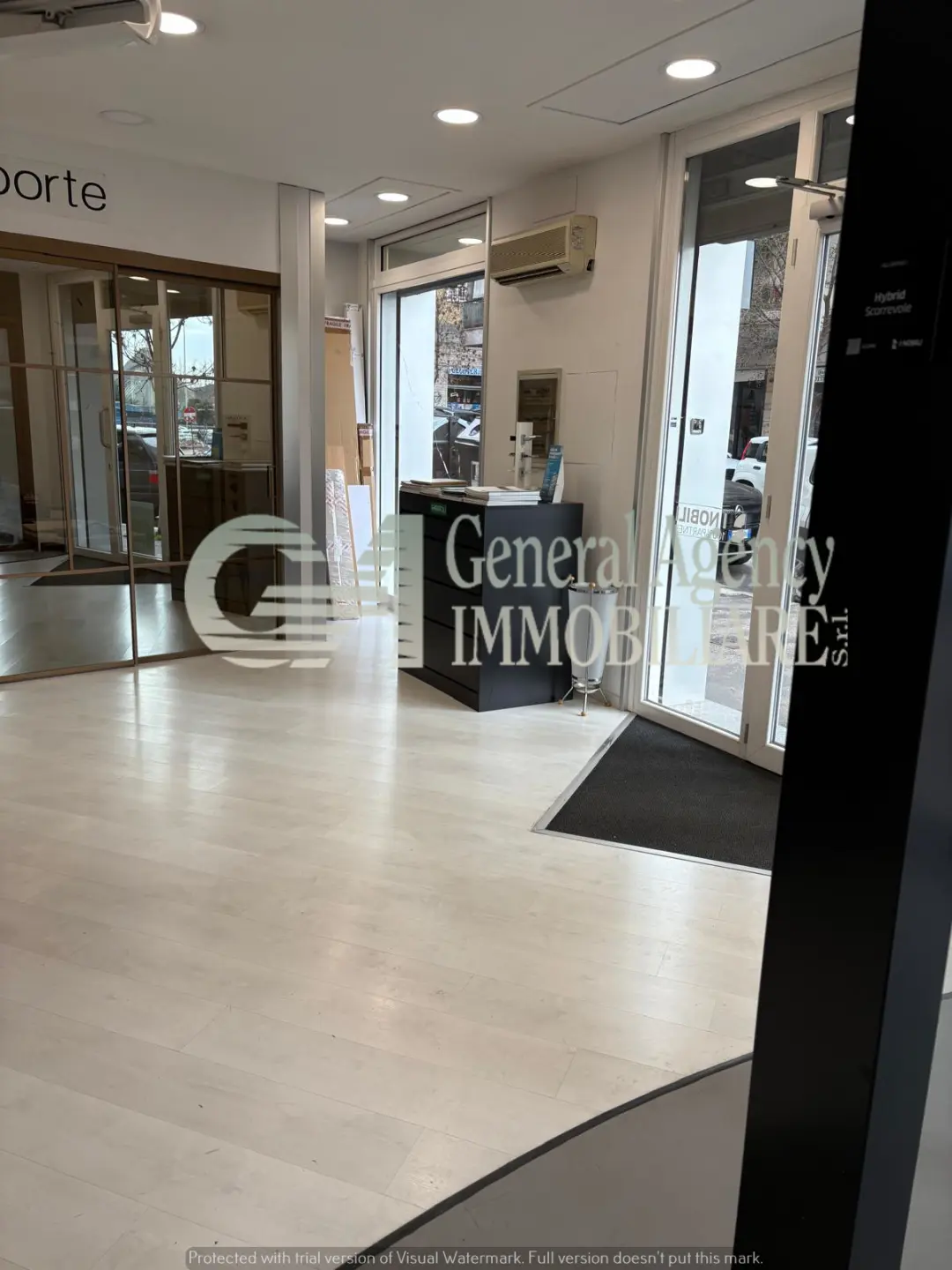 Immagine per Locale commerciale in vendita a Roma via Albano 62