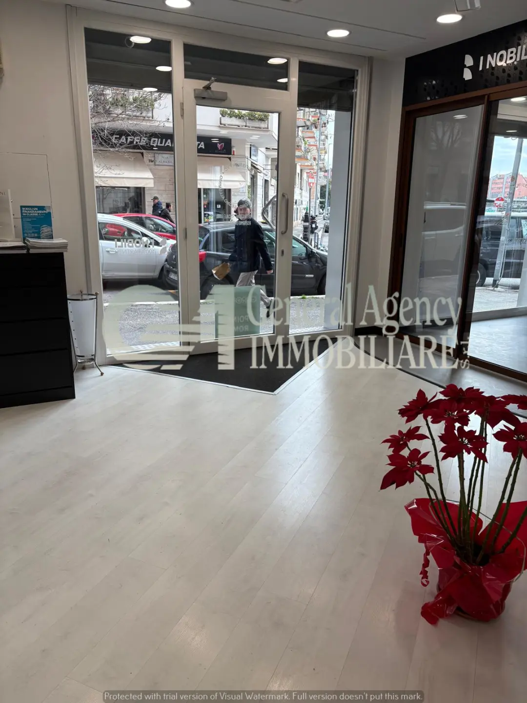 Immagine per Locale commerciale in vendita a Roma via Albano 62