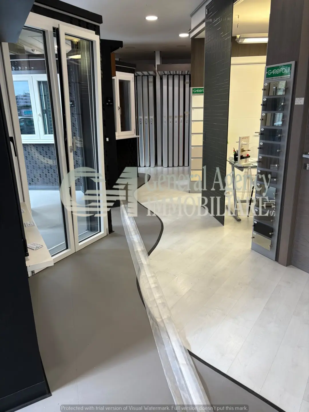 Immagine per Locale commerciale in vendita a Roma via Albano 62