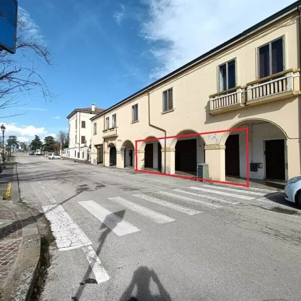 Negozio piazza Vittorio Veneto, Castelguglielmo