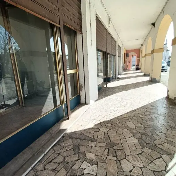 Negozio piazza Vittorio Veneto, Castelguglielmo
