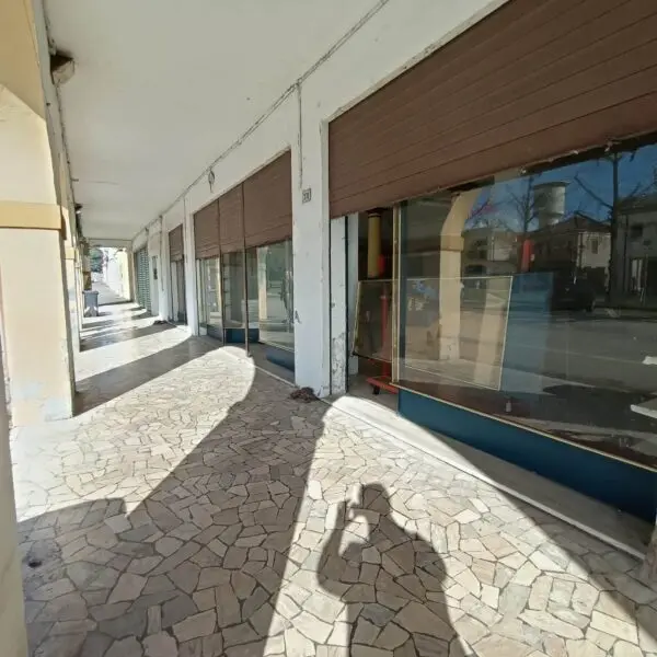 Negozio piazza Vittorio Veneto, Castelguglielmo