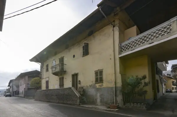 Porzione Di Casa via Salvatore Mura 18, Front