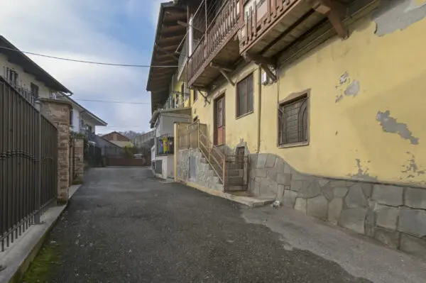 Porzione Di Casa via Salvatore Mura 18, Front